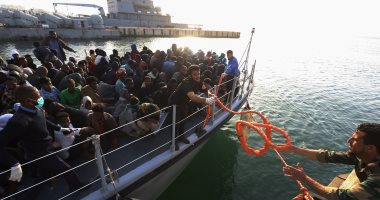 خفر السواحل الليبية تعترض أكثر من 200 مهاجر متجهين إلى أوروبا قبالة سواحل ليبيا