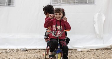 صور.. أطفال سوريا يهزمون حياة المخيمات القاسية بـ"ابتسامة" و"لعبة"