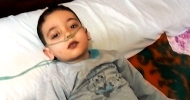 صور.. مأساة طفل يعانى من مرض مزمن بالقلب ويحتاج للعلاج خارج مصر