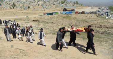 صور.. أفغانستان تدفن ضحايا اعتداء تفجير كابول 