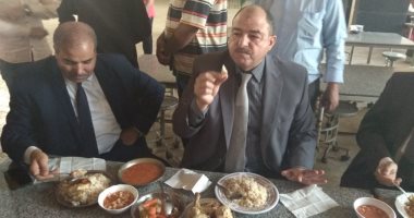 صور.. رئيس جامعة الأزهر ونائباه يتناولون "الغداء" مع طالبات المدينة الجامعية