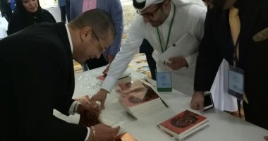 صور.. محمد الدهشان يوقع كتابه "ذاتى" بالمؤتمر العالمى للغة العربية بدبى