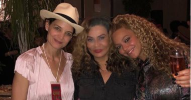 تينا والدة بيونسيه تنشر صورا من Coachella مع ابنتها وكاتى هولمز وهيدسون
