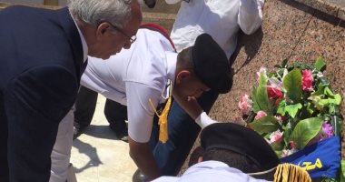 صور.. محافظ شمال سيناء يضع إكليل الزهور على قبر الجندى المجهول