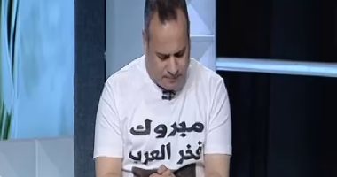 جابر القرموطى يحتفل بمحمد صلاح بقميص يحمل شعار "مبروك فخر العرب"