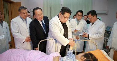 صور.. زعيم كوريا الشمالية يزور مصابى حادث مرورى أودى بحياة 36 شخصا