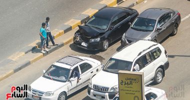 صور.. إصابة شخص فى حادث تصادم سيارتين بشارع البطل أحمد عبد العزيز بالدقى