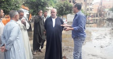 صور.. غرق شوارع قرية البندرة فى "مياه المجارى" بعد كسر ماسورة صرف صحى