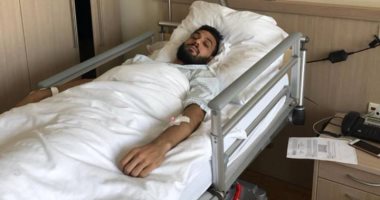 رامى ربيعة يزور أحمد الشناوى بالمستشفى فى ألمانيا