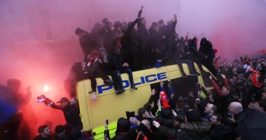 فيديو وصور.. اشتباكات بين جماهير ليفربول وروما قبل دقائق من انطلاق المباراة