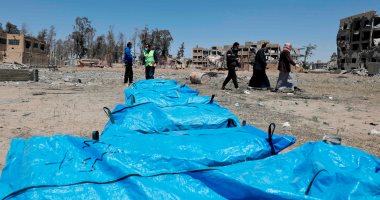 سوريون يعثرون على جثث بمقابر جماعية تابعة لداعش فى الرقة - صور