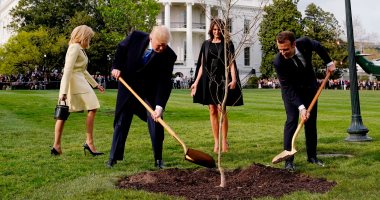 فيديو.. ماكرون وترامب يزرعان شجرة البلوط فى البيت الأبيض