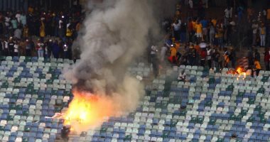 فيديو.. جماهير كايزر تشيفز تقتحم ملعب المباراة بعد وداع كأس جنوب أفريقيا