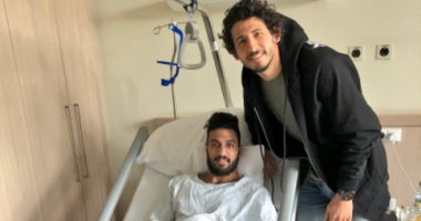 أحمد حجازى يزور الشناوى فى المستشفى للاطمئنان عليه بعد إجراء العملية