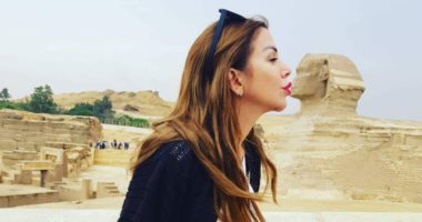 الفنانة رزان مغربى فى زيارة للأهرامات: "من أم الدنيا.. بحب مصر"