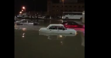 مياه الأمطار تغرق شارع جمال عبد الناصر بالتجمع الخامس
