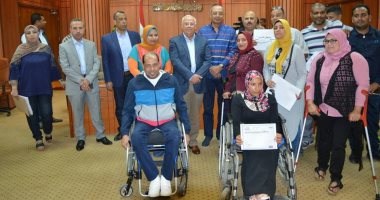 محافظ بورسعيد يسلم شهادات أمان لأسر الشهداء وإبطال نادى الحرية لمتحدى الإعاقة