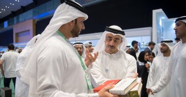 وزير خارجية الإمارات يتفقد جناح مجلس حكماء المسلمين بمعرض أبوظبى الدولى للكتاب