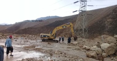 صور.. محافظة السويس تدفع بـ 10 "لوادر" بطريق السخنة لرفع آثار السيول