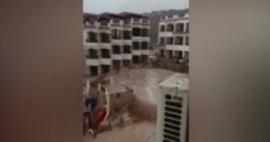 فيديو.. أمطار غزيرة تجتاح قرية بالعين السخنة