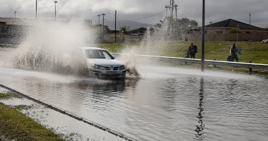 صور.. أمطار غزيرة تضرب كيب تاون بجنوب أفريقيا و تتسبب فى إغلاق طرق