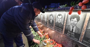 صور.. أوكرانيا تحيى الذكرى الـ32 لكارثة "تشرنوبل" بـ"الشموع والورود"