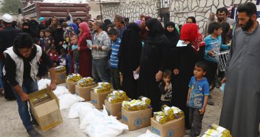 روسيا توزع مساعدات إنسانية فى بلدة كفر بطنا السورية