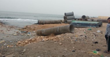صور.. كارثة بيئية فى الإسكندرية بسبب مد خط للصرف الصحى على شاطئ الدخيلة