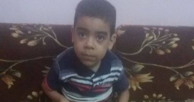 "عمر" طفل مصاب بضمور العضلات.. ووالده يناشد المسئولين بعلاجه فى الخارج