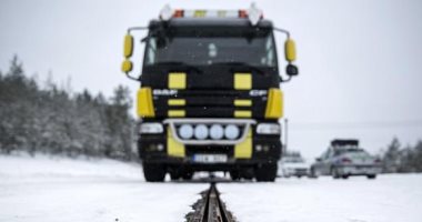 السويد تفتتح أول طريق كهربائى يمكنه شحن السيارات تلقائيا أثناء سيرها.. صور