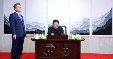 صور..الزعيم الكورى الشمالى يكتب فى دفتر زوار الجنوب: "تاريخ جديد يبدأ الآن"