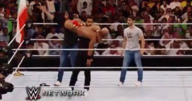 فيديو.. مصارعون سعوديون يطردون لاعبا إيرانيا حمل علم بلاده خلال منافسات WWE
