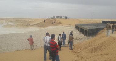 صور.. مجلس مدينة نخل ينجح فى السيطرة على السيول فى وسط سيناء