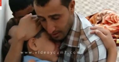 شاهد.. لقاء أب مع ابنه بعد خروجه من معسكرات تجنيد الحوثيين
