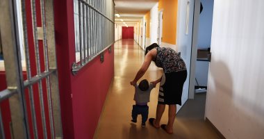 صور.. الشرطة الفرنسية تسمح لسجينات بتربية أطفالهن الرضع داخل أماكن الاحتجاز