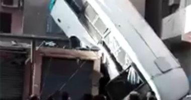 فيديو.. سقوط "مينى باص" من أعلى محور صفط اللبن وسط منطقة سكنية