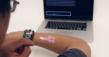 LumiWatch ساعة ذكية تحول يدك لشاشة سحرية تعمل باللمس