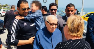 الرئيس التونسى يتجول بأحد شواطئ المتوسط رفقة طبيبه الخاص 