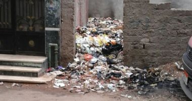 صور.. قارئ يشكو من تراكم القمامة بشارع المغربى فى المنصورة
