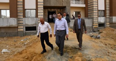 وزير الإسكان يتفقد أعمال توصيل المرافق بأحياء العاصمة الإدارية