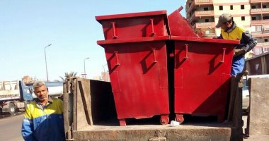 صور.. مافيا سرقة صناديق القمامة وأغطية البالوعات تسيطر على شوارع الإسكندرية