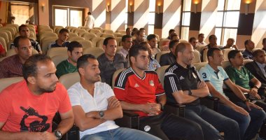 صور.. لجنة الحكام تجتمع بالجدد لتصحيح الأخطاء