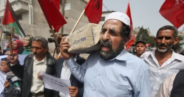 عمال فلسطين يتظاهرون بالمطرقة والأسمنت احتجاجا على البطالة فى قطاع غزة - صور