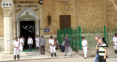 صور.. تشديدات أمنية مكثفة بمحيط مسجد الحسين بعد تعدى شخص على 4 أمناء شرطة