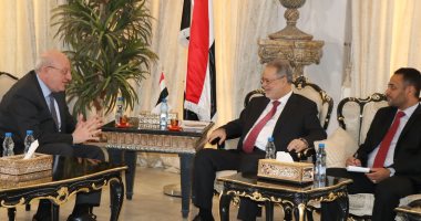 وزير خارجية اليمن يتسلم نسخة من أوراق اعتماد السفير المصرى