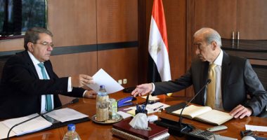 رئيس الوزراء يلتقى وزير المالية ورئيس اتحاد الصناعات المصرية 