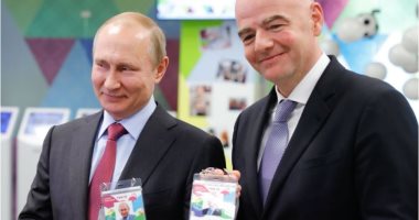 صور.. بوتين يتسلم بطاقة "هوية المشجع" فى كأس العالم 2018