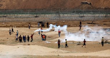 صور.. الاحتلال يطلق الغاز المسيل للدموع على محتجين فلسطينيين بحدود غزة