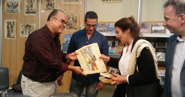 صور.. هيئة الكتاب تهدى وزيرة الثقافة اليونانية ميدالية بمعرض ثيسالونيكى