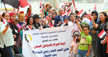 فيديو وصور.. "المصرى لحقوق العمال" ينظم مسيرة نيلية لتهنئة الرئيس السيسي بعيد العمال